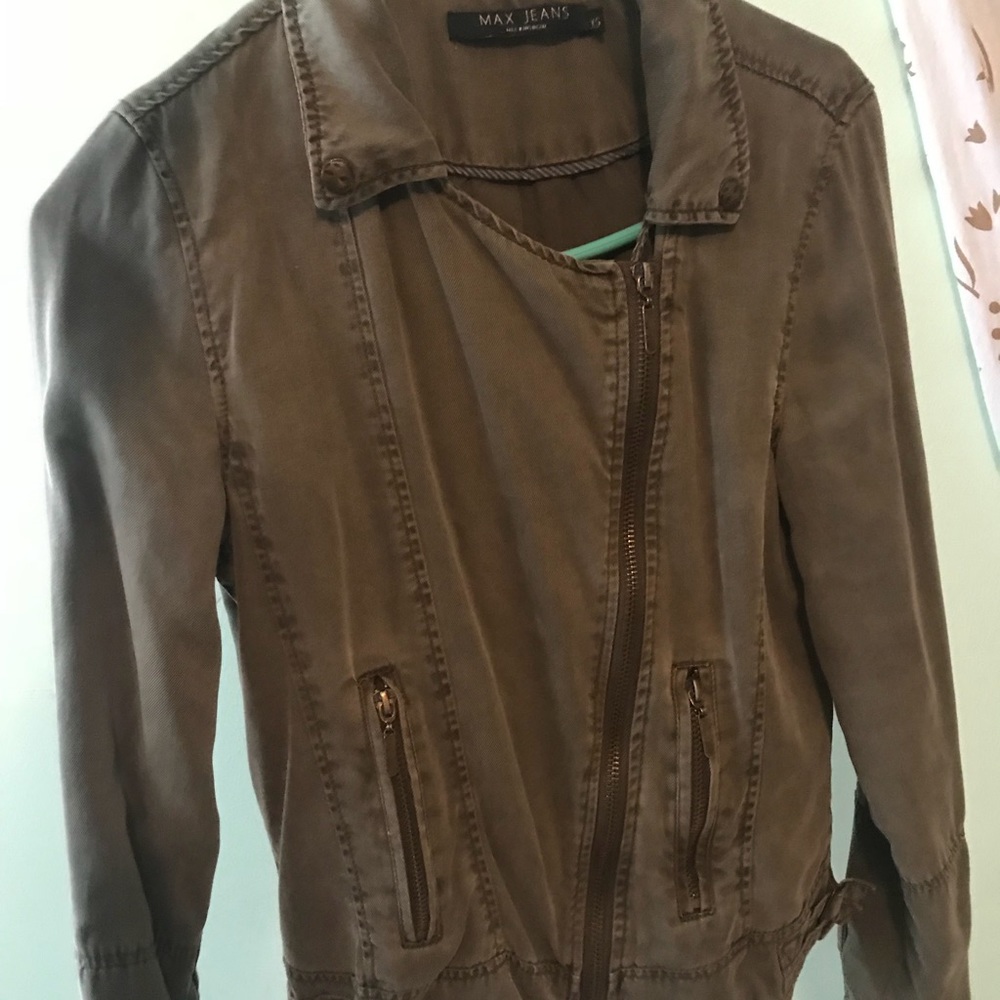 Army cargo jacket. Worn a few times.
